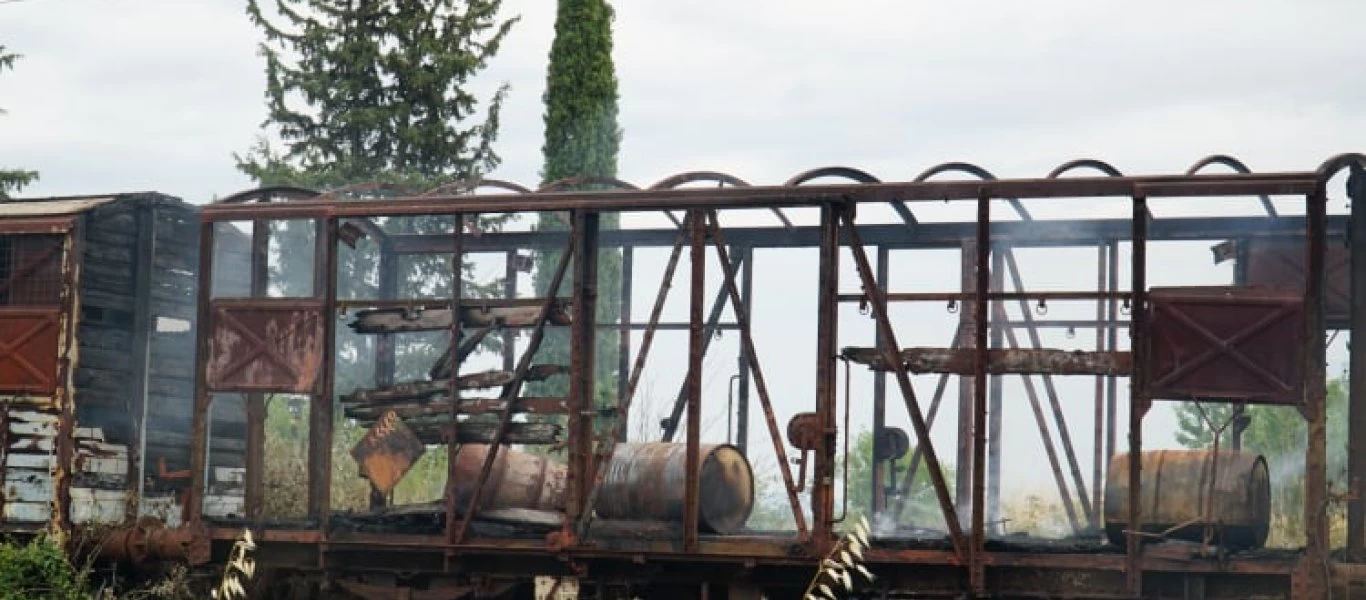 Λάρισα: Φωτιά σε εγκαταλελειμμένα βαγόνια απείλησε υποσταθμό της ΔΕΗ